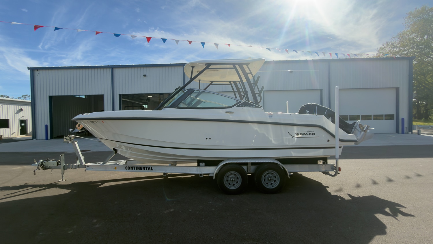 2022 Boston Whaler 240 Vantage, photo 2 of 28