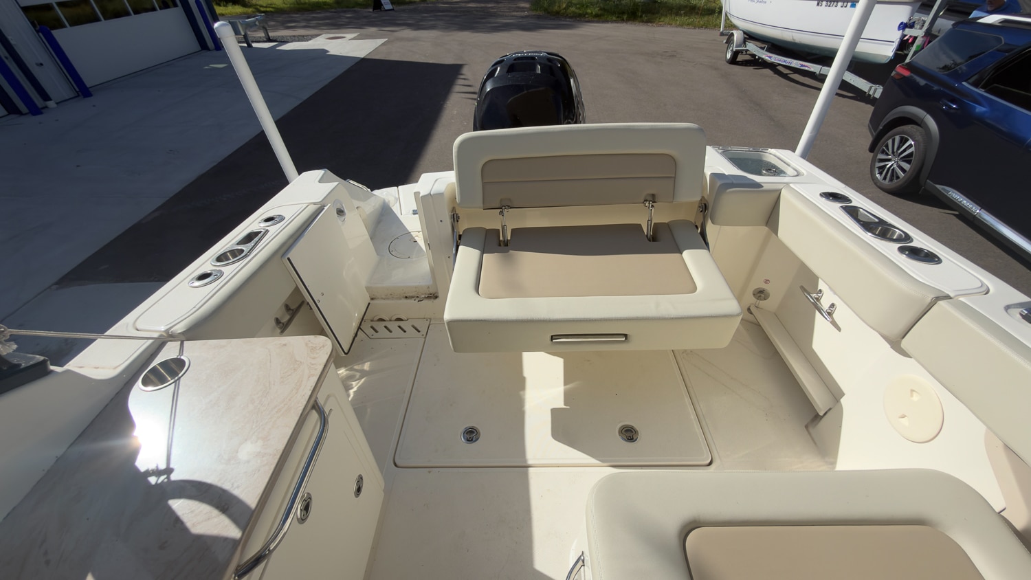 2022 Boston Whaler 240 Vantage, photo 8 of 28