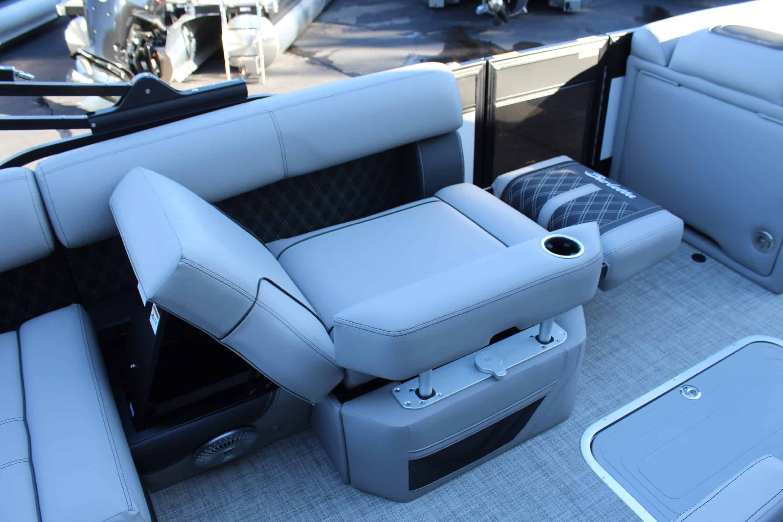 2027 Barletta Lusso23U, photo 13 of 25
